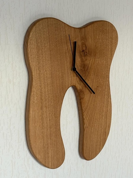 Echtholz Uhr in Zahnform