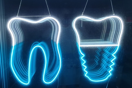 LED Neonzahn und LED Zahnimplantat