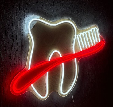 Leuchtzahn mit Zahnbürste