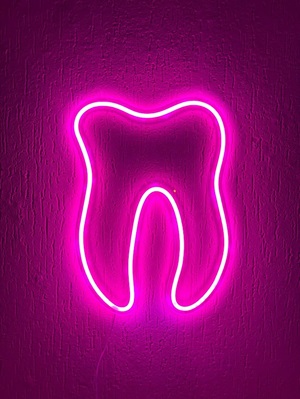 Leuchtzahn für Kinderzahnarztpraxis