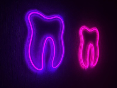 Zahnleuchte pink oder lila